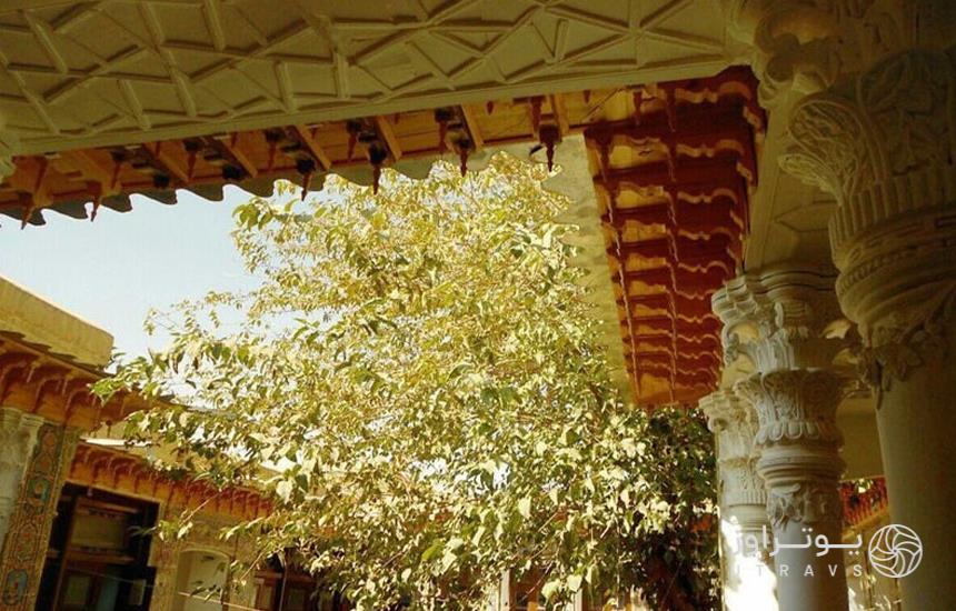 سقف و ستون‌های خانه توکلی شیراز